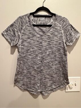 Saucony Women's Short Sleeve V-Neck Top Size Medium